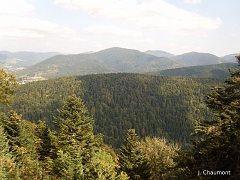 Vue grandiose sur le Hieucon (834 mètres) au premier plan et le Haut des Helzieux (1128 mètres)